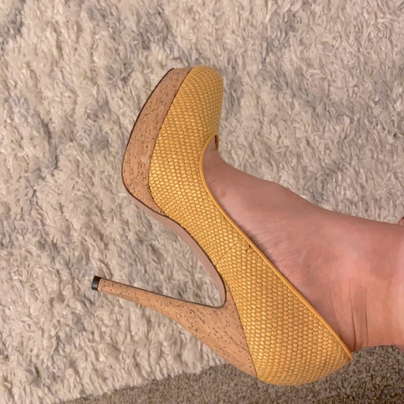 GUCCI 💛 Yellow Bumblebee Heels Vintage Pinup Woven Cork Pumps Summer Stilettos - Picture 15 of 15